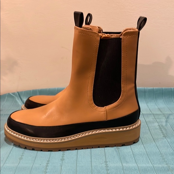 Universal Thread Tan and Black Ankle Boots, Size 7 - Picture 2 of 6
